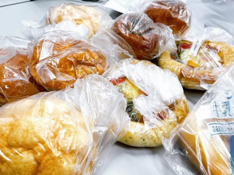 パンの差し入れ